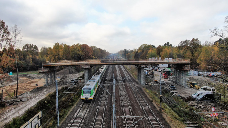 E75, Rail Baltica, Kobyłka Ossów, prace budowlane, nowa infrastruktura, pociąg pasażerski, nowy wiadukt drogowy, nowe skrzyżowanie bezkolizyjne