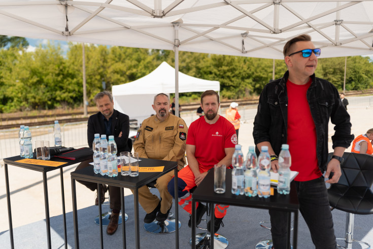 bezpieczny przejazd, kampania społeczna, przejazd kolejowo-drogowy, wydarzenie plenerowe, symulacja zderzenia, akcja ratunkowa, ekspert, akcja ratownicza, studio plenerowe