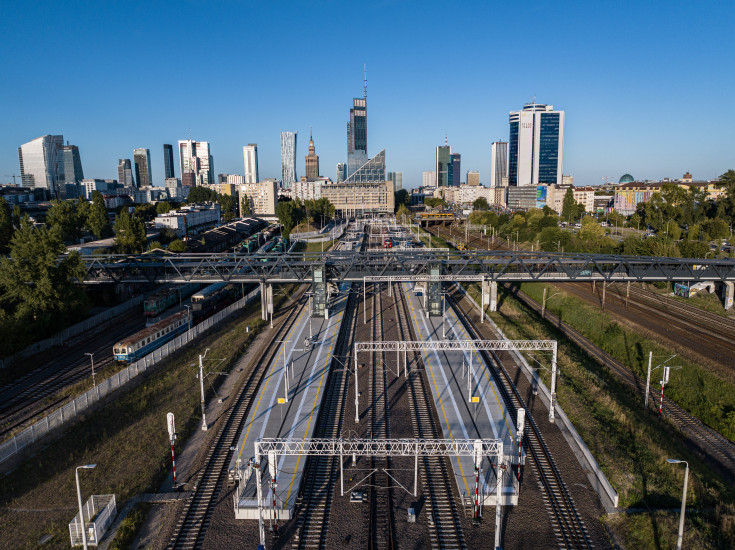 peron, kładka, Warszawa Główna, zdjęcia z drona, wieżowce