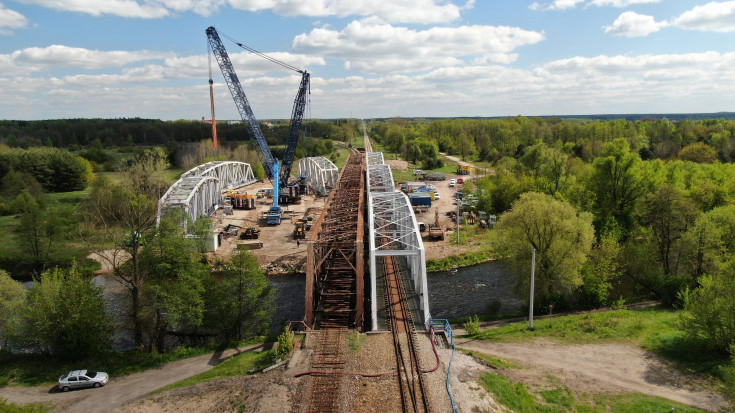 Tomaszów Mazowiecki, prace remontowe, most nad Pilicą, maszyna, nowa infrastruktura, widok z lotu ptaka