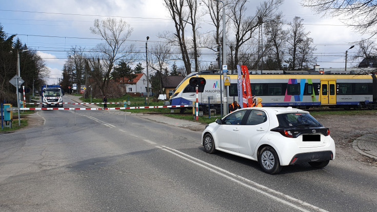 przejazd kolejowo-drogowy, pociąg, tor, rogatka, samochód osobowy