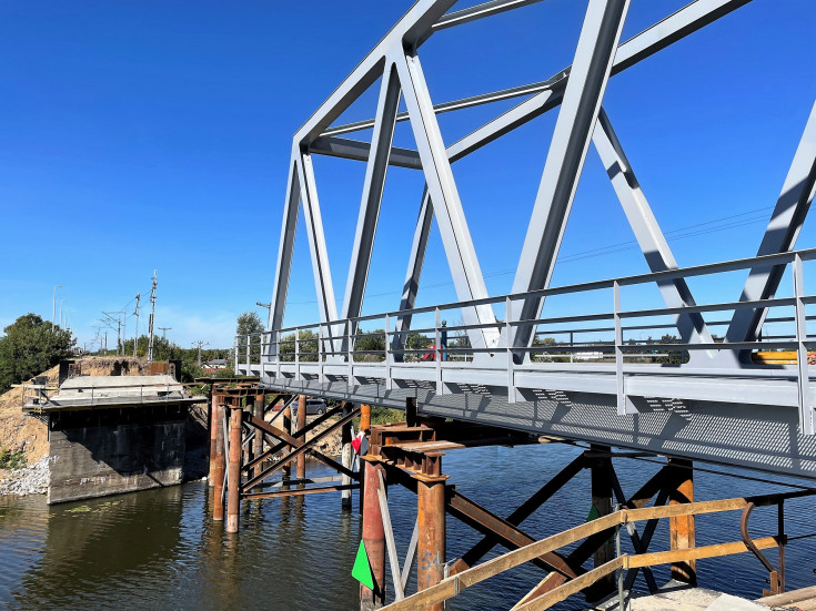 most kolejowy, nowa infrastruktura, nasuwanie przęsła, LK10, Kanał Żerański