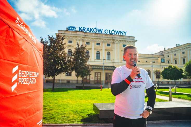 bezpieczny przejazd, kampania społeczna, Kraków Główny, stoisko kampanii, promocja bezpieczeństwa