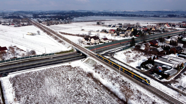 tor, pociąg pasażerski, widok z lotu ptaka