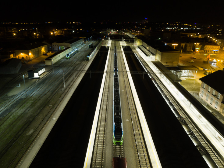 POIiŚ 2014-2020, Rzeszów Główny, zdjęcia nocne, TSI PRM, zmodernizowany peron