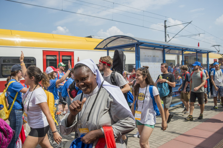 dworzec, pasażer, peron, Straż Ochrony Kolei, rozkład jazdy, pociąg, informacja pasażerska, światowe dni młodzieży, dworzec kolejowy, Koleje Małopolskie, tor