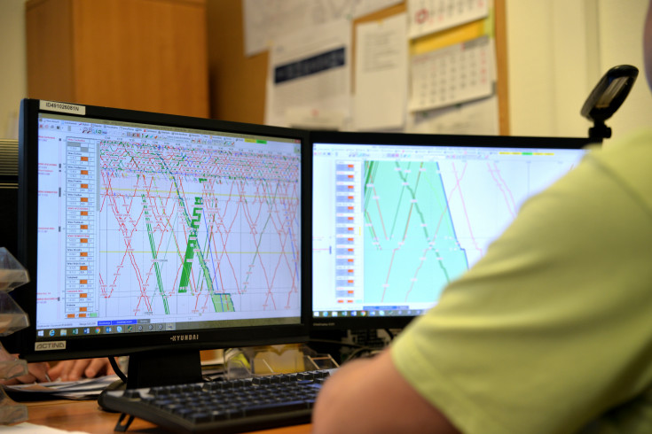 centrala, rozkład jazdy, centrum rozkładów jazdy, pracownicy, pracownik, zarządzanie ruchem kolejowym, centrum zarządzania ruchem kolejowym