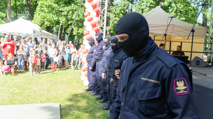 ludzie, SOK, Straż Ochrony Kolei, bezpieczny przejazd, kampania społeczna, szlaban na ryzyko, dzień dziecka, dzieci, dziecko, wydarzenie plenerowe, stoisko kampanii, zabawa, KPRM, Kancelaria Prezesa Rady Ministrów, funkcjonariusz SOK