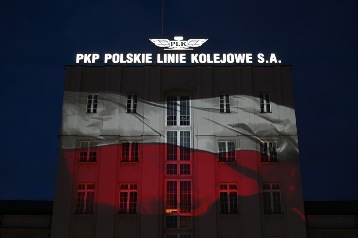 centrala, budynek, iluminacja, flaga biało-czerwona, dekoracja