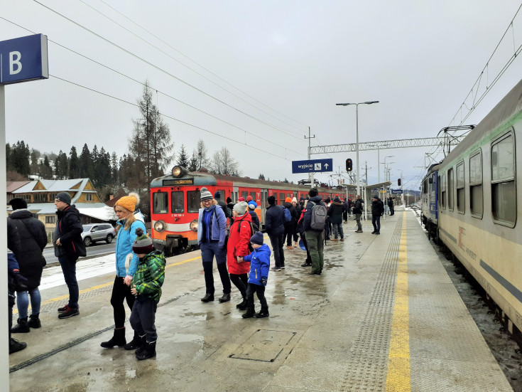 pasażer, peron, stacja, Poronin, pociąg pasażerski