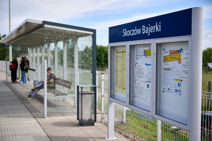 peron, informacja pasażerska, wiata, śląskie, gablota, Skoczów Bajerki, tablica, KPO, nowy wyświetlacz, CSDIP