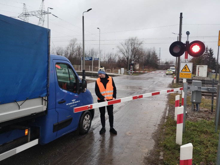 bezpieczny przejazd, przejazd kolejowo-drogowy, Łódź, samochód, briefing prasowy, wyłamanie rogatki