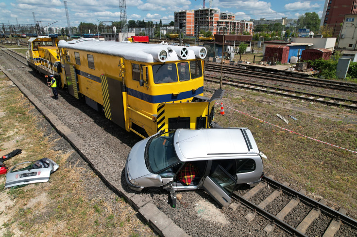 bezpieczny przejazd, kampania społeczna, lokomotywa, tor, żółta naklejka, 112, symulacja zderzenia, samochód osobowy, ambasador bezpieczeństwa