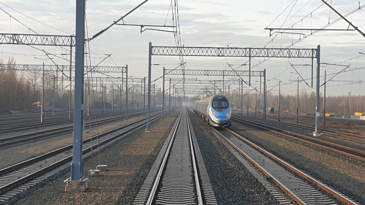 bezpieczny przejazd, bezpieczeństwo, przejazd kolejowo-drogowy, tor, żółta naklejka