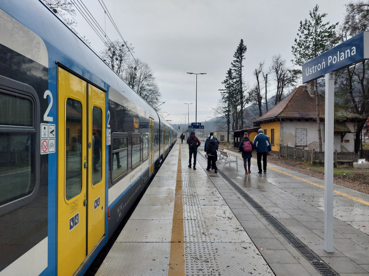 pasażer, peron, ludzie, pociąg, Ustroń Polana, podróżni na peronie