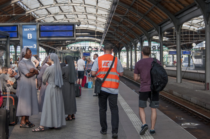 dworzec, pasażer, peron, ludzie, Straż Ochrony Kolei, stacja, Wrocław, Wrocław Główny, pociąg, informacja pasażerska, światowe dni młodzieży, Koleje Dolnośląskie, infrastruktura kolejowa