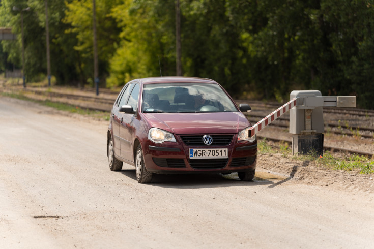 bezpieczny przejazd, kampania społeczna, przejazd kolejowo-drogowy, napęd rogatkowy, rogatka, wydarzenie plenerowe, symulacja zderzenia, wyłamanie rogatki, bezpiecznik drąga rogatkowego