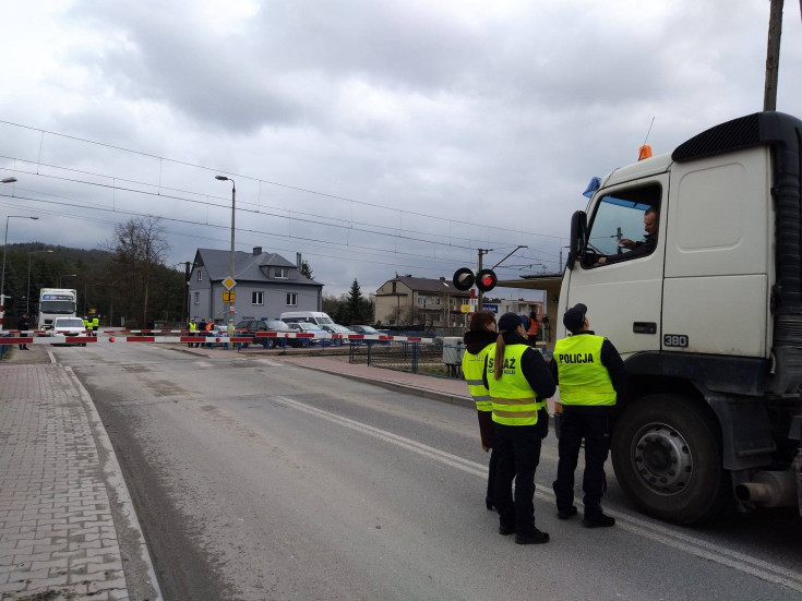 SOK, bezpieczny przejazd, akcja ulotkowa, przejazd kolejowo-drogowy, Kielce, żółta naklejka