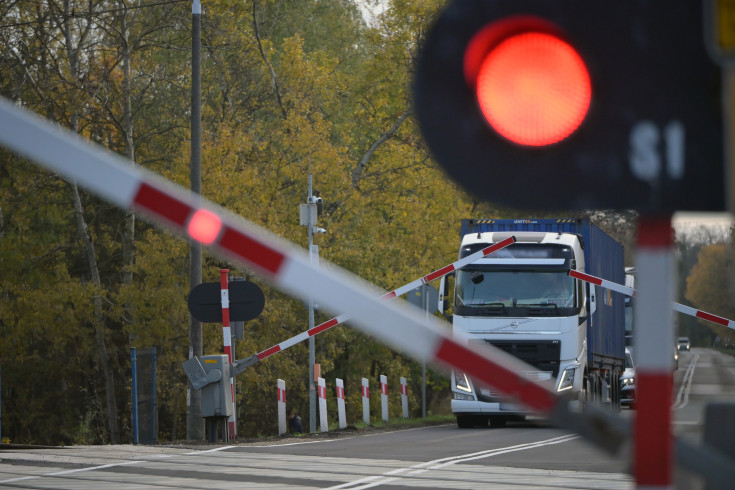 bezpieczny przejazd, przejazd kolejowo-drogowy, żółta naklejka, rogatka