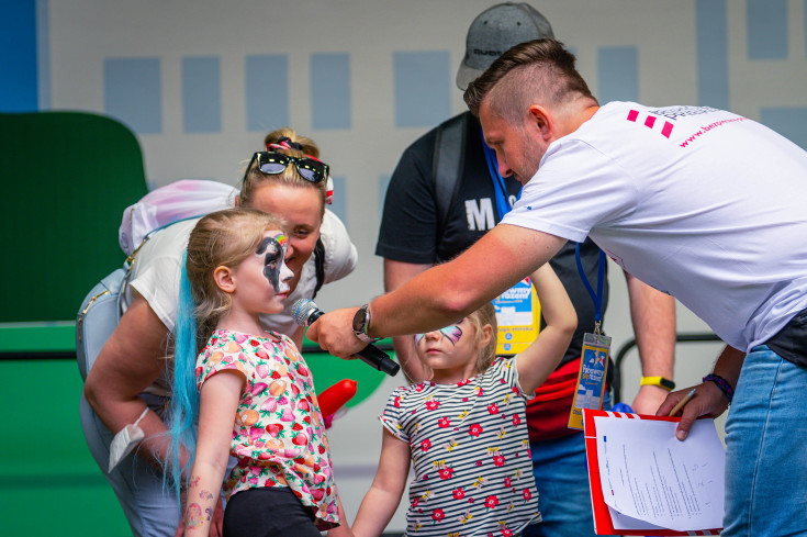 bezpieczny przejazd, kampania społeczna, materiał edukacyjny, dzień dziecka, edukacja dzieci, dzieci, dziecko, wydarzenie plenerowe, stoisko kampanii, KPRM, Kancelaria Prezesa Rady Ministrów, Kuniszewicz Patryk, rodzice