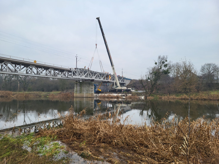 dźwig, montaż, prace budowlane, nowe przęsło, nowy most, Oborniki