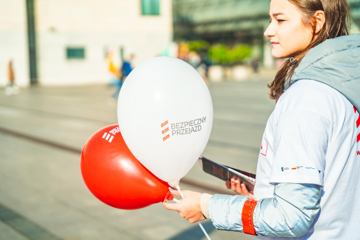 bezpieczny przejazd, kampania społeczna, pociąg, Kraków Główny, stoisko kampanii, ambasadorka bezpieczeństwa, ambasadorki bezpieczeństwa, ambasador bezpieczeństwa, promocja bezpieczeństwa, ambasadorzy bezpieczeństwa