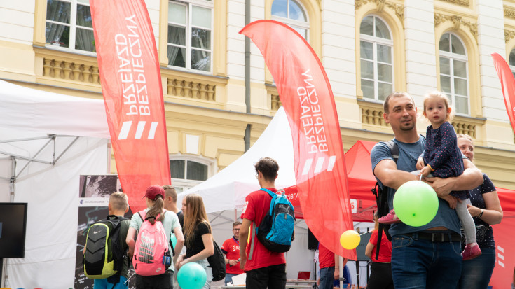 ludzie, SOK, Straż Ochrony Kolei, bezpieczny przejazd, kampania społeczna, szlaban na ryzyko, dzień dziecka, dzieci, dziecko, wydarzenie plenerowe, stoisko kampanii, zabawa, KPRM, Kancelaria Prezesa Rady Ministrów, funkcjonariusz SOK