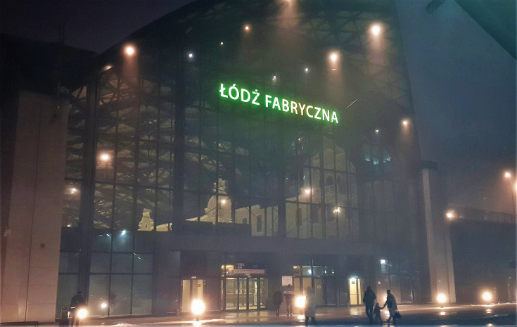 Łódź Fabryczna, dworzec kolejowy, nowe oświetlenie, napis