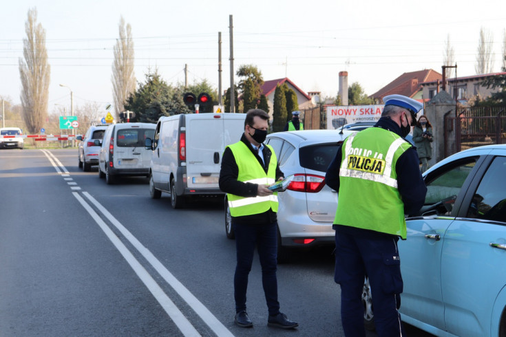 bezpieczny przejazd, Krotoszyn, kampania społeczna, akcja informacyjna, akcja ulotkowa, przejazd kolejowo-drogowy, kierowca, policja, policjanci, akcja interwencyjno-prewencyjna, ambasador bezpieczeństwa, ambasadorzy bezpieczeństwa, powiat krotoszyński