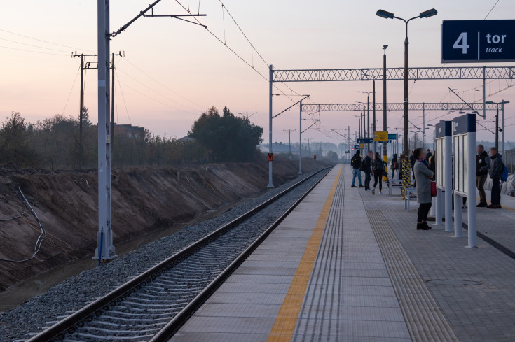 peron, stacja, POIiŚ 2014-2020, LK8, Chynów, infrastruktura pasażerska, nowa infrastruktura, zmodernizowany peron