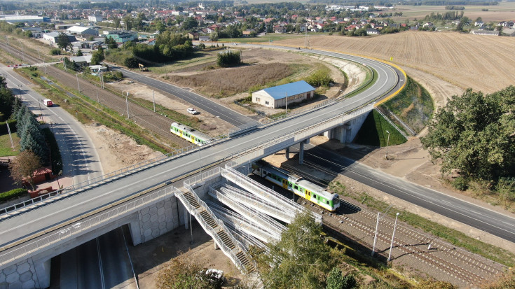 Czyżew, nowa infrastruktura, pociąg pasażerski, nowy wiadukt drogowy, widok z lotu ptaka