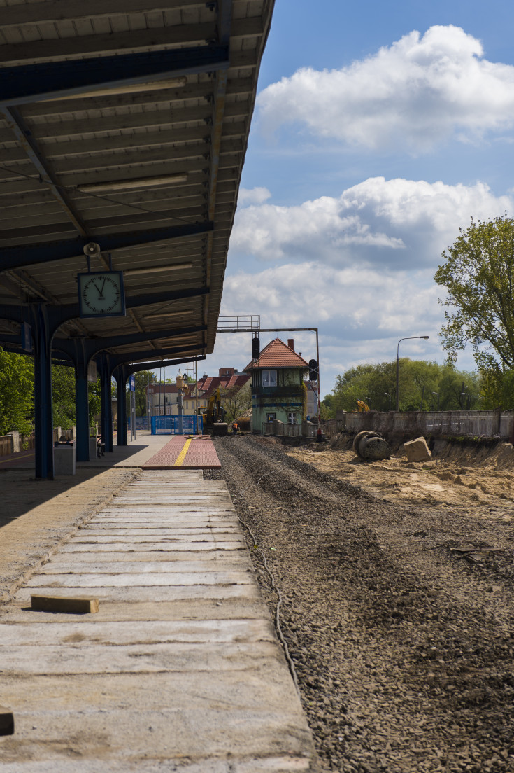 peron, modernizacja, stacja, POIiŚ 2014-2020, Program Operacyjny Infrastruktura i Środowisko, Gorzów Wielkopolski, demontaż, demontaż peronu, demontaż toru, inwestycja