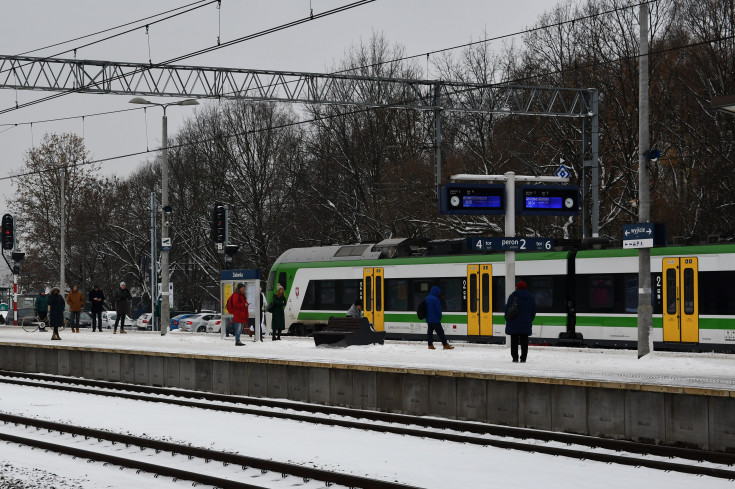 pasażer, peron, stacja, Zielonka, nowa infrastruktura, pociąg pasażerski, nowy parking