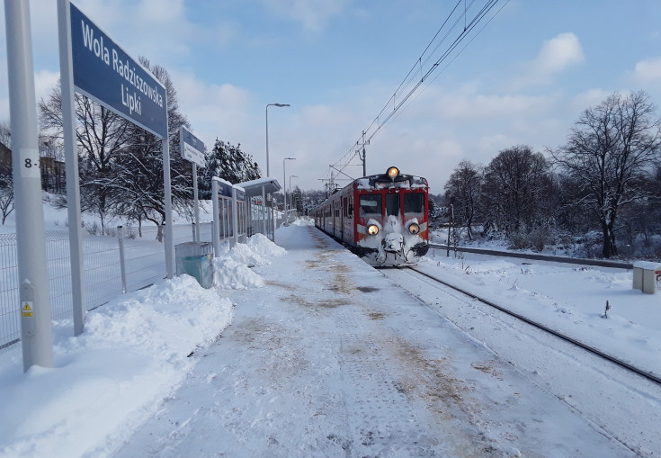 peron, nowa ławka, nowa infrastruktura, nowe oznakowanie, Program Przystankowy, Wola Radziszowska Lipki, nowa tablica informacyjna