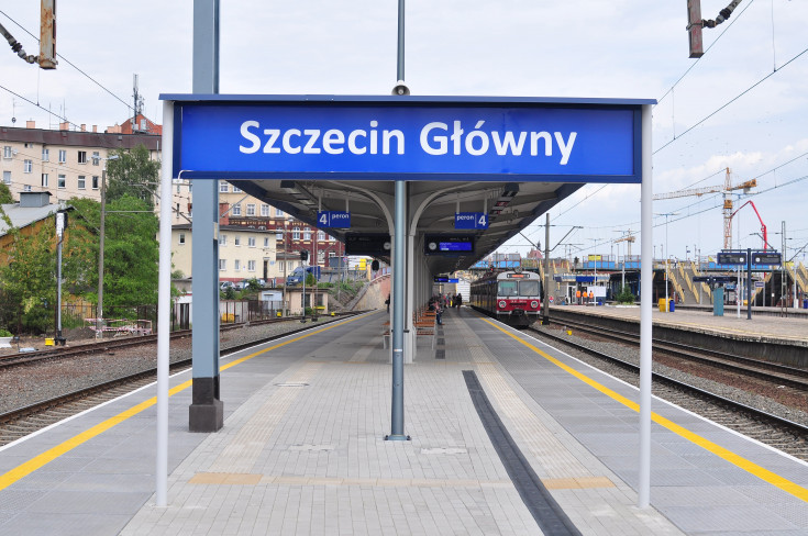 peron, informacja pasażerska, Szczecin, Szczecin Główny, wiata, tablica informacyjna