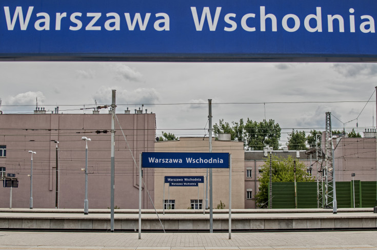 dworzec, peron, Warszawa, Warszawa Wschodnia, informacja pasażerska, dworzec kolejowy, tor