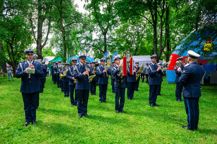 bezpieczny przejazd, kampania społeczna, materiał edukacyjny, dzień dziecka, edukacja dzieci, dzieci, dziecko, wydarzenie plenerowe, stoisko kampanii, KPRM, Kancelaria Prezesa Rady Ministrów, rodzice, orkiestra