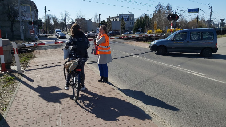 akcja ulotkowa, przejazd kolejowo-drogowy, żółta naklejka, znak STOP, funkcjonariusz SOK, ambasadorzy bezpieczeństwa