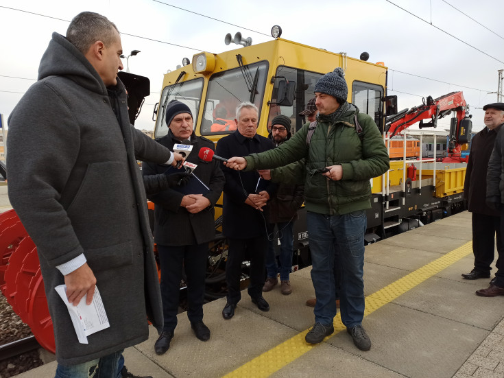 Warszawa Wschodnia, sprzęt specjalistyczny, briefing prasowy, wózek motorowy, usuwanie usterek, odśnieżanie torów