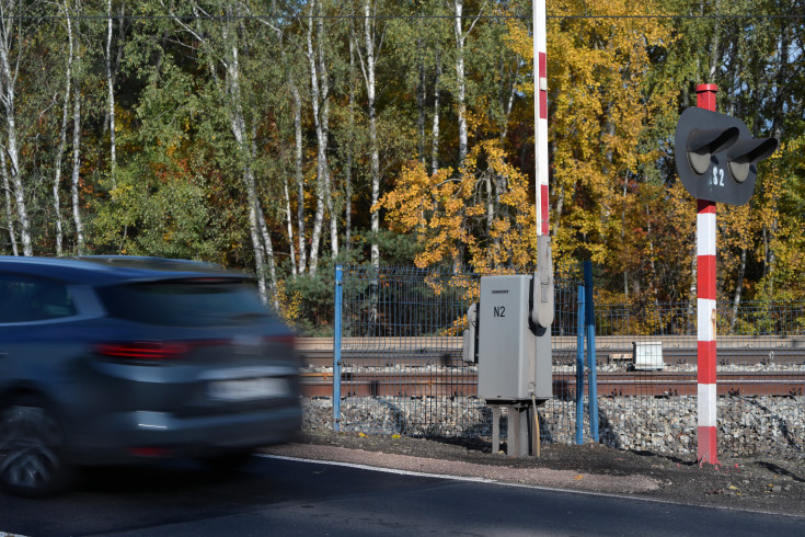 bezpieczny przejazd, przejazd kolejowo-drogowy, żółta naklejka, rogatka