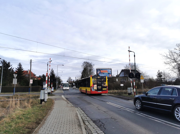 przejazd kolejowo-drogowy, Wrocław, autobus, tor, samochód osobowy, autokar