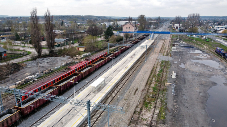 stacja, nowa kładka, nowa infrastruktura, widok z lotu ptaka, nowy peron, Ostrowiec Świętokrzyski