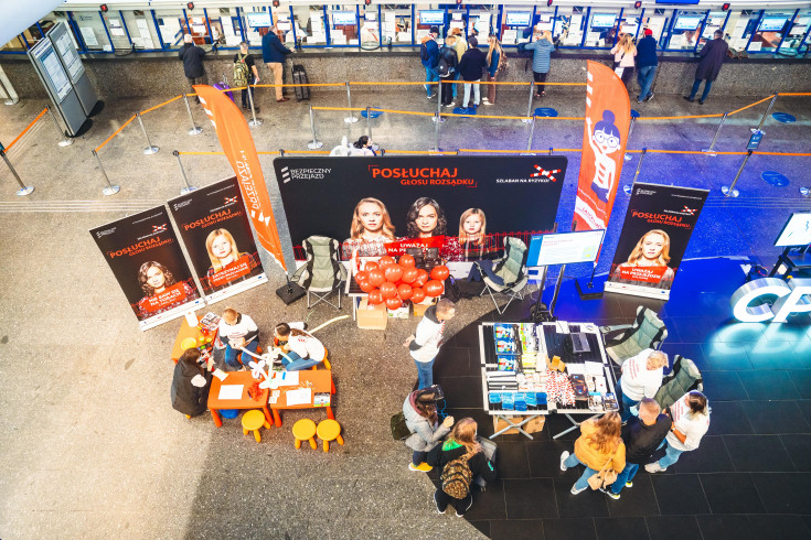 bezpieczny przejazd, kampania społeczna, Warszawa Centralna, edukacja, edukacja dzieci, stoisko kampanii, edukacja dorosłych, akcja edukacyjna, ambasador bezpieczeństwa, ambasadorzy bezpieczeństwa