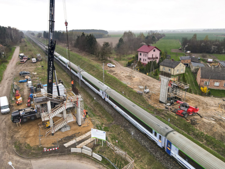 wiadukt, Ciechanów, prace budowlane, nowa infrastruktura, pociąg pasażerski