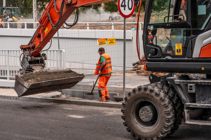 linia kolejowa, tunel, droga, koparka, budowa, Sulejówek, maszyna, robotnik, Miasto Sulejówek, KPO, wąskie gardło, ulica