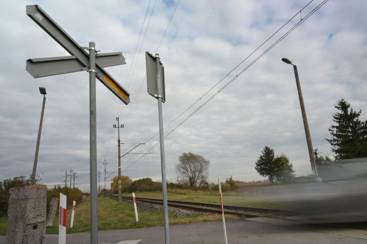 bezpieczny przejazd, przejazd kolejowo-drogowy, żółta naklejka, krzyż św. Andrzeja, znak STOP