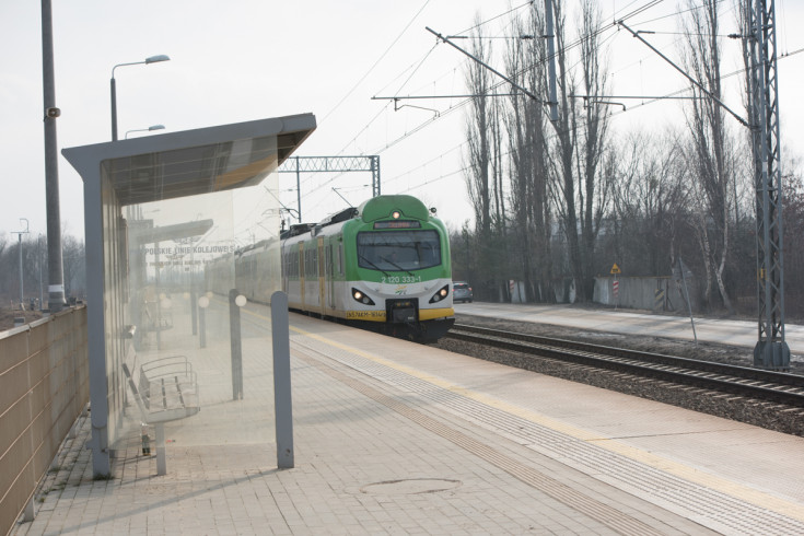 pasażer, peron, POIiŚ 2014-2020, Warszawa Jeziorki, Koleje Mazowieckie, infrastruktura pasażerska, pociąg pasażerski