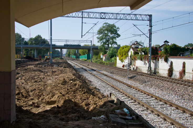 modernizacja, CEF, Łącząc Europę, LK447, Piastów, warszawski węzeł kolejowy, kolej aglomeracyjna, demontaż, aglomeracja warszawska, demontaż peronu, prace budowlane, inwestycja