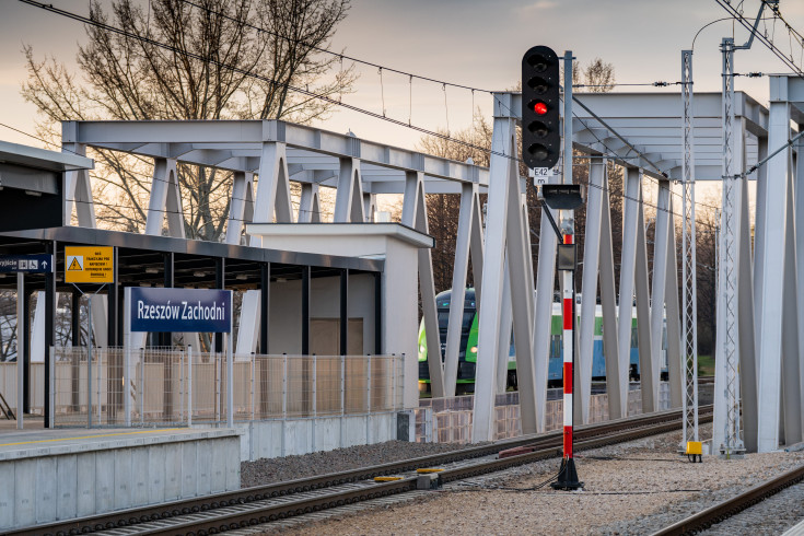 POIiŚ 2014-2020, nowa stacja, Rzeszów Zachodni, zdjęcia nocne, TSI PRM