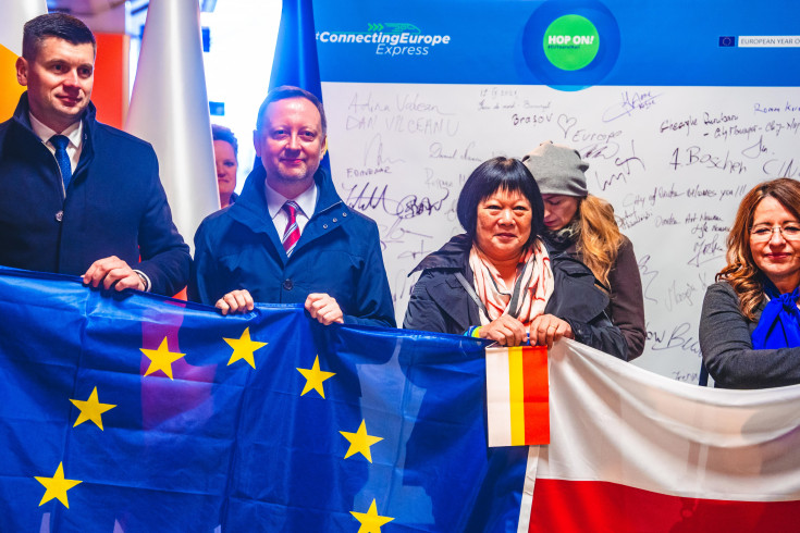 bezpieczny przejazd, kampania społeczna, pociąg, Kraków Główny, stoisko kampanii, promocja bezpieczeństwa, Connecting Europe Express, Kurdziel Grzegorz